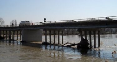 Попушти мостот, прекинат е сообраќајот на патот Неготино-Штип