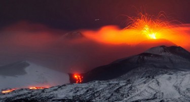 ДОСЕГА НЕВИДЕНО: Вулкан се движи кон морето