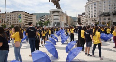 (ГАЛЕРИЈА) „Матурска парада“: Скопските матуранти го одиграа познатиот танц квадрил