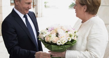 ГЕРМАНЦИТЕ КРЕНАА ПРАШИНА, РУСИТЕ ВО ЧУДО: Што се крие зад букетот на Путин за Меркел