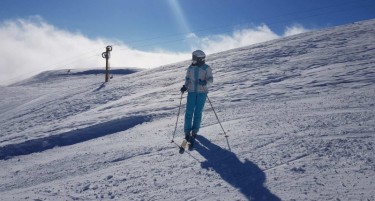 (ГАЛЕРИЈА) Граѓаните уживаат на снегот, стартуваше скијачката сезона на Попова Шапка