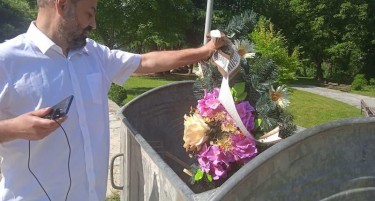 Венците од споменикот на Јане Сандански фрлени во контејнер