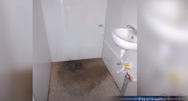 (ВИДЕО) На кој му зафали шолја за дома, па си ја земал од јавниот тоалет во Штип ?
