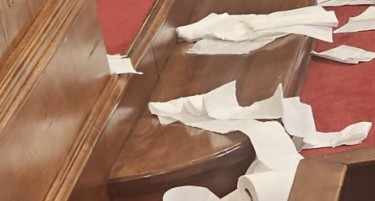 (ФОТО+ВИДЕО) ИНЦИДЕНТ ВО СРПСКОТО СОБРАНИЕ: Пратеници фрлаа тоалетна хартија додека ја бираа Брнабиќ за спикер