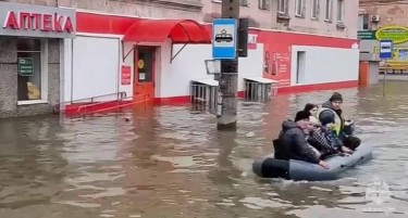 (ВИДЕО) ПЕСКОВ ВЕЛИ ДЕКА ДОАЃААТ ТЕШКИ ДЕНОВИ: Невидени поплави има во регионот на Урал