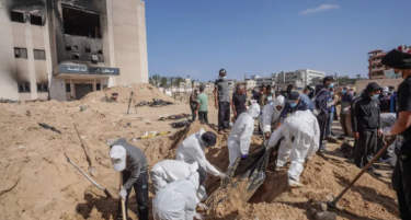 ГАЗА: Откриена е масовна гробница, дел од луѓето биле со врзани раце и нозе