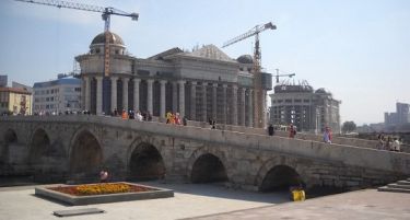 АРХИТЕКТИТЕ РАСПАЛИЈА: Не се проблем барокните фасади, туку целата композиција на згради во Скопје 2014!
