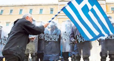 Демонстранти во Атина со жив ѕид пред зграда на МО