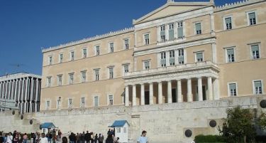 Прашањето за името ја собра грчката влада на состанок во Атина