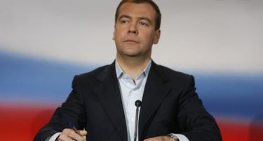 Медведев: Русија има начин како да се избори со кризата на рубљата!