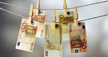 Еврото ослабна под притисокот на должничките проблеми