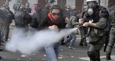Грчката полиција со отров врз демонстрантите