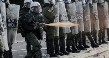 Грчката полиција во судири со трговците