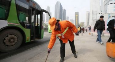 Фото: Милионерка чисти улици за добар пример на децата