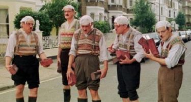 Што е заедничко меѓу покриените гениталии на Прометеј и македонското Монти Пајтон новинарство?