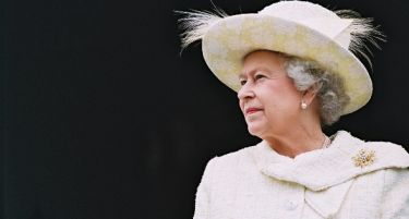 Кралицата Елизабета и министерката Тереза Меј -најмоќни Британки