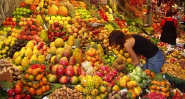 Грчки земјоделци бесплатно поделија 50 тони овошје и зеленчук во знак на протест