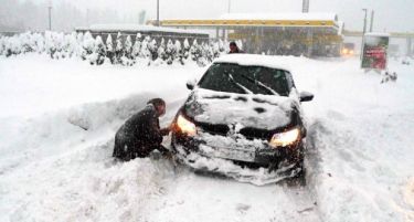 Снегот ја блокираше Европа, хаос во сообраќајот и стотици откажани летови