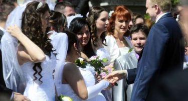 Фото: Масовна венчавка во Белград, учествуваа 222 двојки