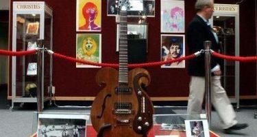 Гитара на Џон Ленон и Џорџ Харисон продадена на аукција за 408.000 долари
