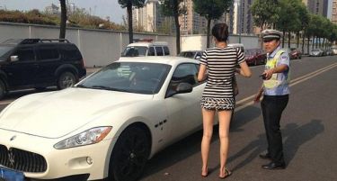 Богати, млади и разгалени: Maserati се паркира среде улица