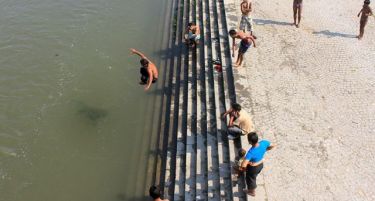 ФОТО : Излез до летните горештини – Разладување под Камени мост