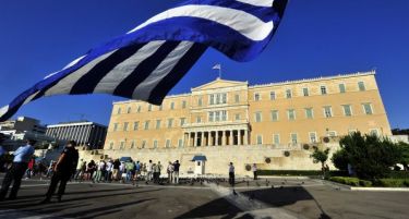 Помош или банкрот: повторно снемува пари во Грција