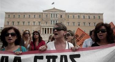 Атина и Солун блокирани, голем штрајк на наставниците во Грција
