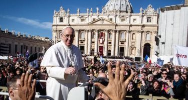 Папата Франциско го обвини светскиот економски систем за идеализирање на парите
