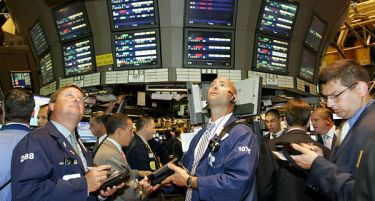Цените на акциите на Волстрит паѓаат петти ден по ред