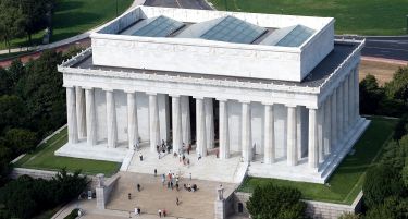САД во криза, Американец без пари го чисти споменикот на Линколн