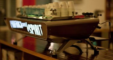 Би потрошиле 20 000 долари за апарат за кафе?
