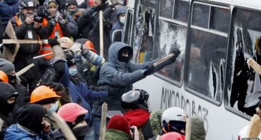 (ВИДЕО) На улиците на Киев – жестоки судири меѓу демонстрантите и полицијата!
