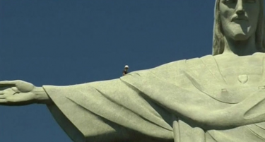 (ВИДЕО) Едно од најопасните работни места – поправка на статуата на Исус во Рио