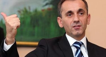Министерот за образование добил диплома по осум години студии во Тирана