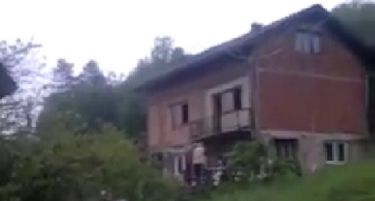 (ВИДЕО) Потресна снимка: Куќа се урна во една минута