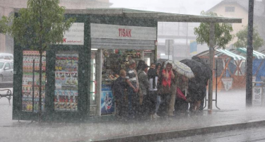 (ФОТО) Невреме и во Загреб – силен дожд и ветер!