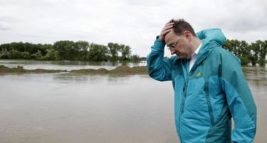 Прва жртва на поплавите во Словачка, во Чешка расте нивото на реките