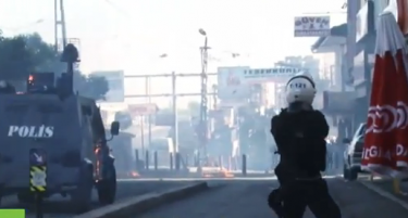 (ВИДЕО) Ердоган со водени топови го чува Таксим од првомајски протести