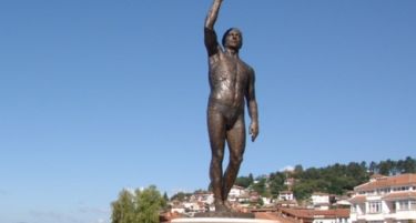 Утре се осветува споменикот „Фаќач на крст“ во Охрид