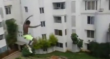 (ВИДЕО) Лудост или храброст: Скокнал во базен од врвот на зграда