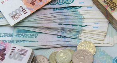 Русија ослабна во однос на доларот поради Украина