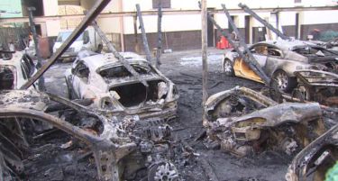 (ВИДЕО) ОДМАЗДА ИЛИ ПОРАКА: Во центарот на Москва изгореле 12 Бентли, Ролс-Ројс и Мерцедес автомобили!