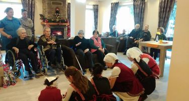 (ФОТО) Новогодишно дружење на две генерации: Децата од домот 11 Октомври ги посетија станарите на Резиденција Дабески