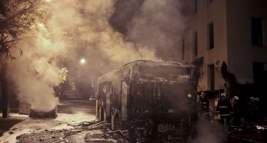 (ВИДЕО) ХАОС ВО АТИНА: Анархисти запалиле автомобили и автобус