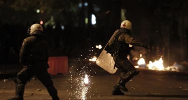 (ВИДЕО) ЖЕСТОКИ НЕМИРИ ВО АТИНА: Над 200 приведени во судири со полицијата