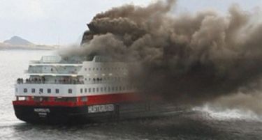 (ВИДЕО) ПАНИКА: Во Грција на траект со 466 патници избувнал пожар, меѓу нив имало македонци