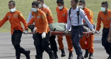 СЕ СКЛОПУВААТ КОЦКИТЕ ЗА НЕСРЕЌАТА: Пронајдени два големи делови од авионот на „Ер Азија“