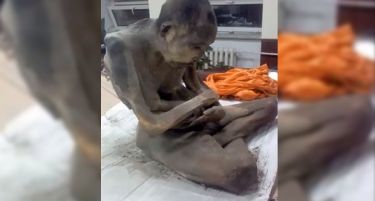 (ВИДЕО) Мистерија која го шокираше светот: Пронајден мумифициран свештеник жив, а роден во 1852?!