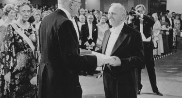 Нобеловиот медал на економистот Кузнец продаден за 390 848 долари